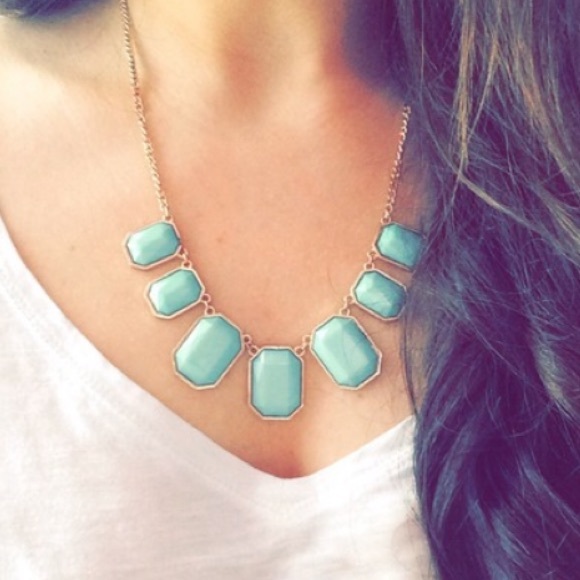 Statement Necklace in Gold & Seafoam - EUC - Picture 1 of 3